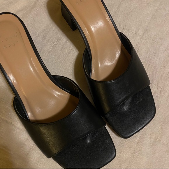 Black single strap heels - Picture 2 of 6